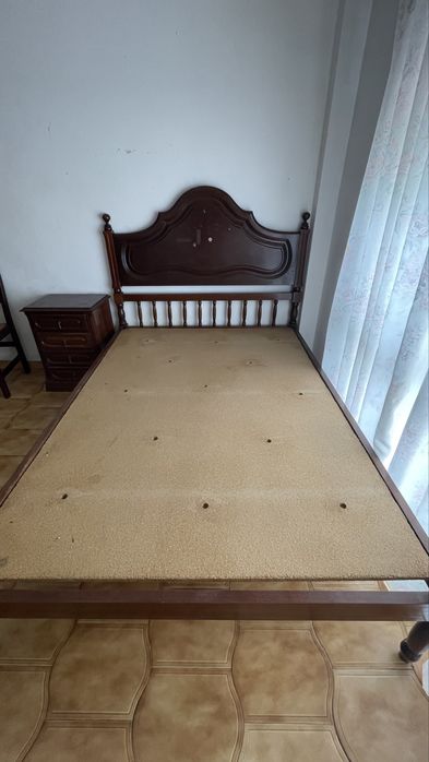 Cama de casal + mesa de cabeceira + cadeira