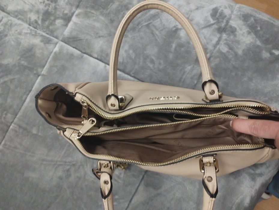 Mala Guess bege tiracolo