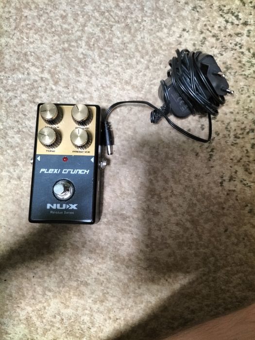 Продам комбо усилитель, гитарную педаль перегруза и 2 кабеля