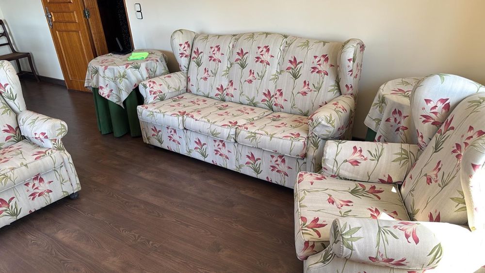 Sofá, mesa, cadeiras, móveis Valor Total !