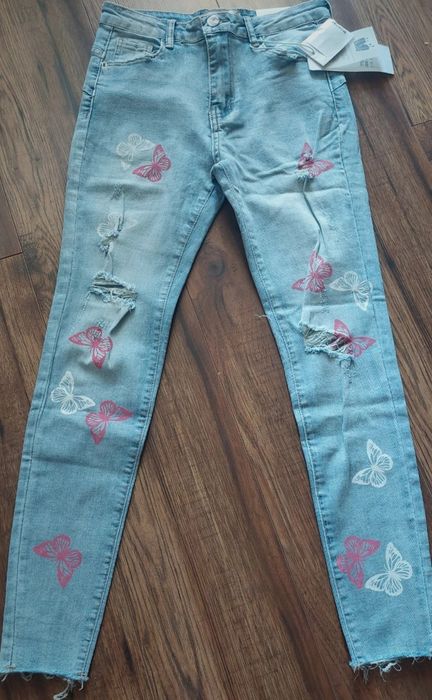 Spodnie jeansowe wysoki stan z aplikacją w motyle S/M 36/38