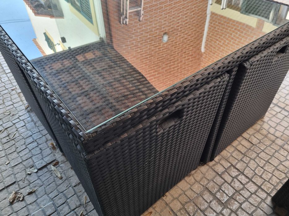 Mesa com bancos e almofadas em perfeitas condições