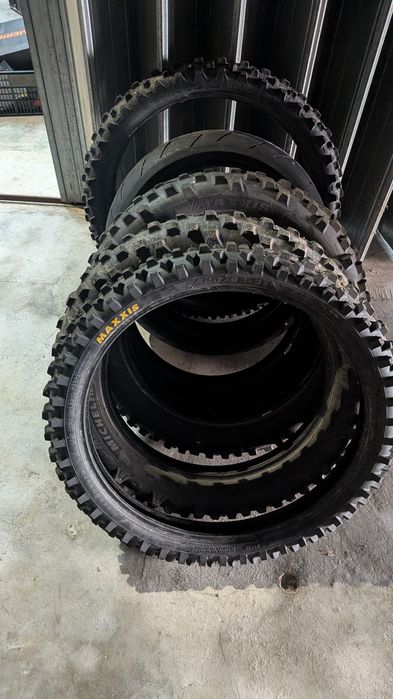 Pneus enduro e estrada