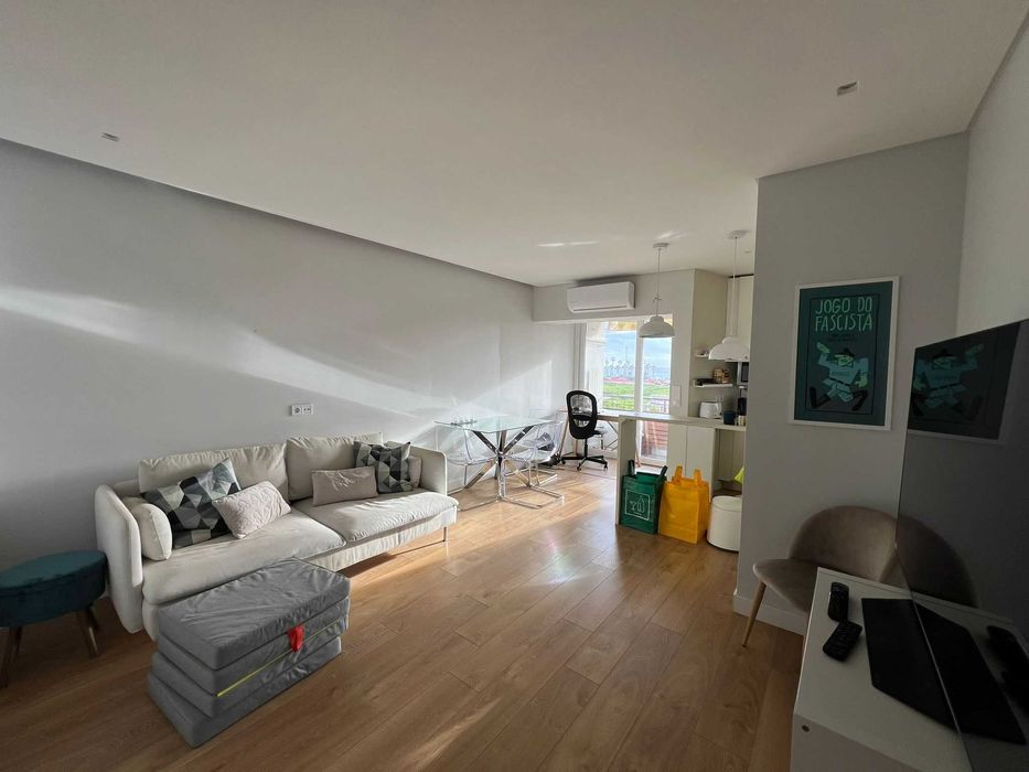 Arrendamento de apartamento com varanda e AC na Praia de Carcavelos