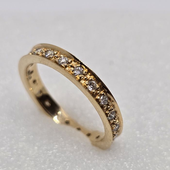 Каблучка з діамантами. Кольцо с бриллиантами