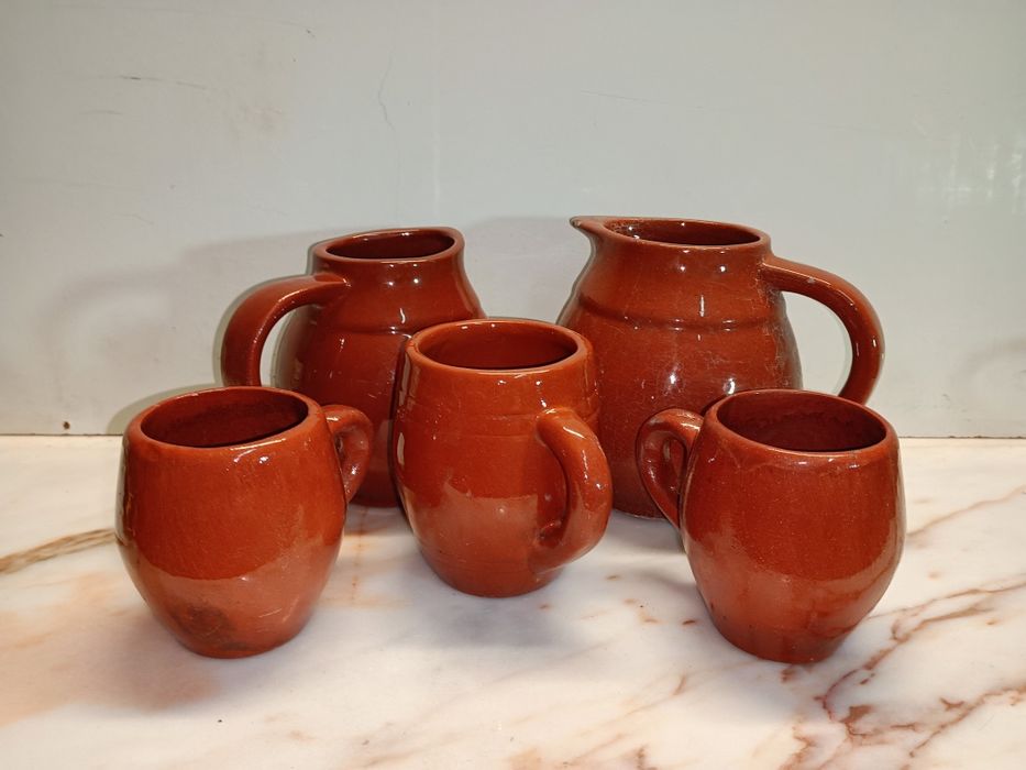 Cinco canecas em barro antigas perfeitas para uma decoração rústica