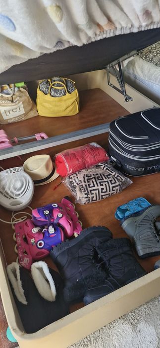 Cama com arrumação + colchão e 2 estantes de brinde