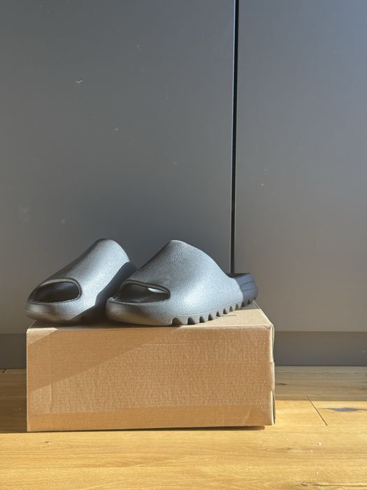 Klapki Yeezy slide