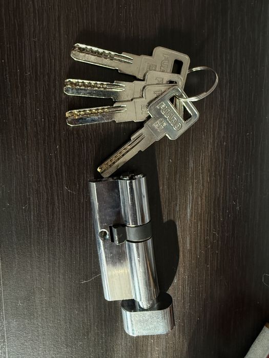 Замок  дверной и 4 ключа