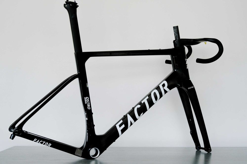 Rama FACTOR OSTRO GRAVEL Disc Gloss UD (Zestaw) r. 54 + Akcesoria