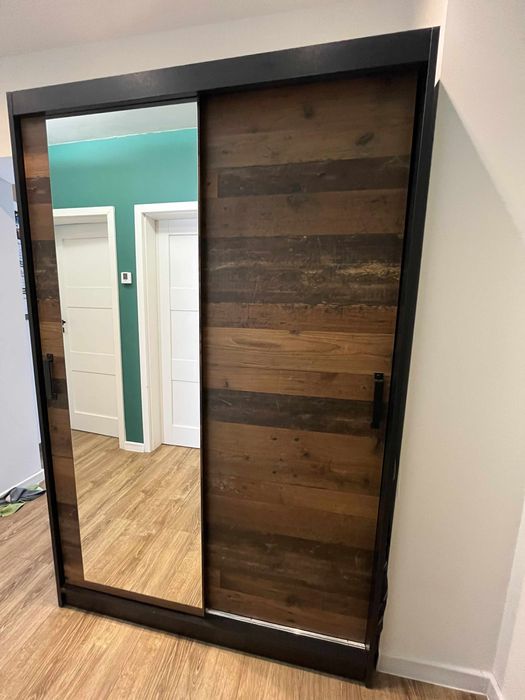 Szafa z drzwiami przesuwnymi z lustrem 130x200x45