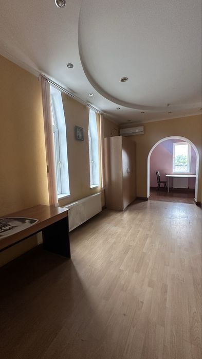 Продаж адміністративного приміщення 215 кв м