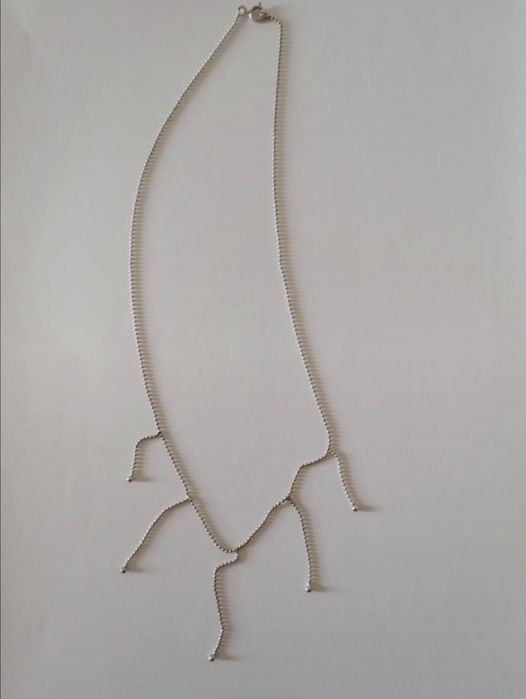 Colar prata formato lágrimas