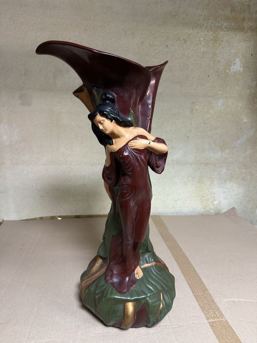 Jarra mulher e floresta