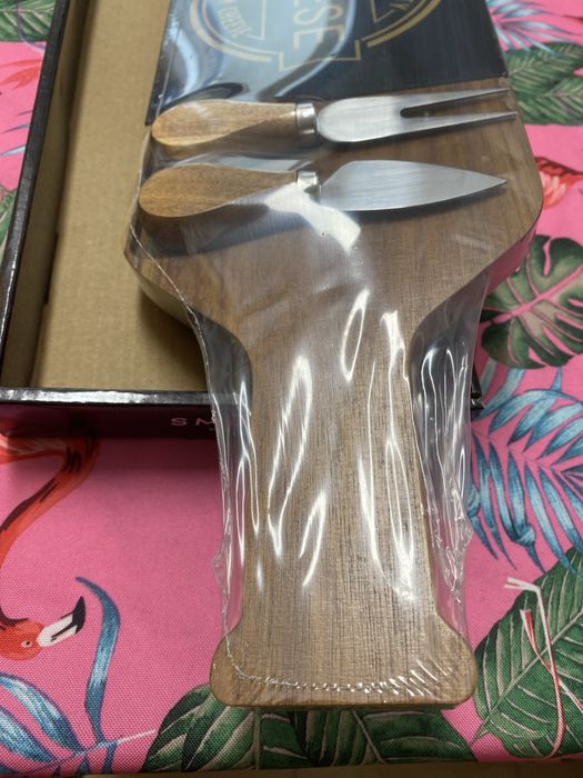 Conjunto de tábua com 2 facas para queijo