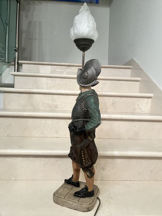 Estátua Guerreiro Huguenot com mesinha