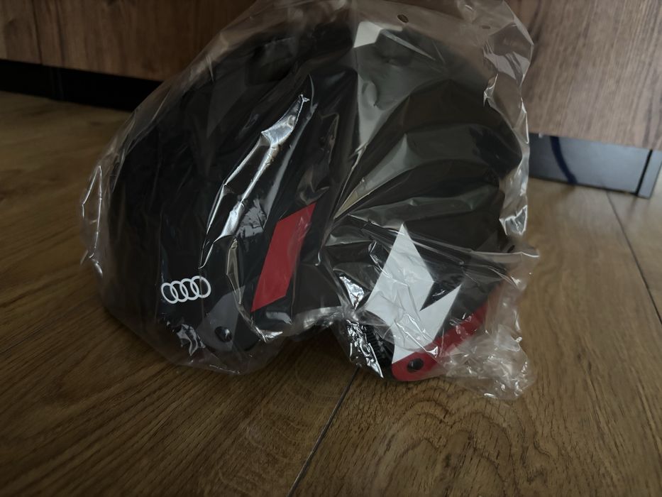 Czarny kask Uvex Audi