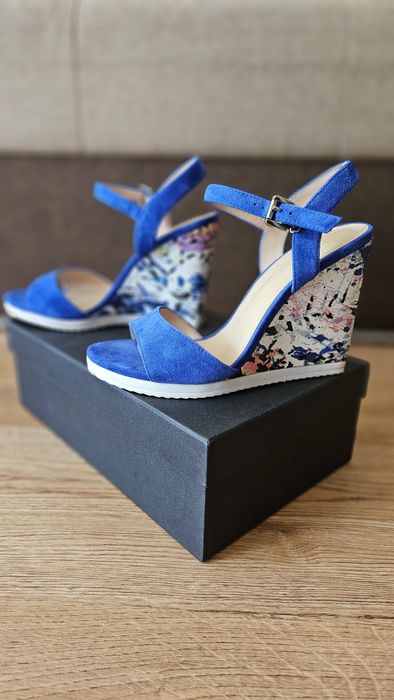 Босоніжки на танкетці блакитні 37 розмір