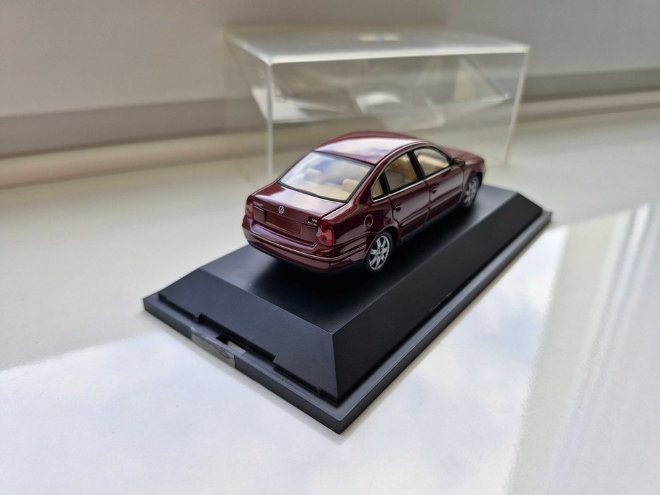 VW Passat B5 sedan bordo Schuco 1:43