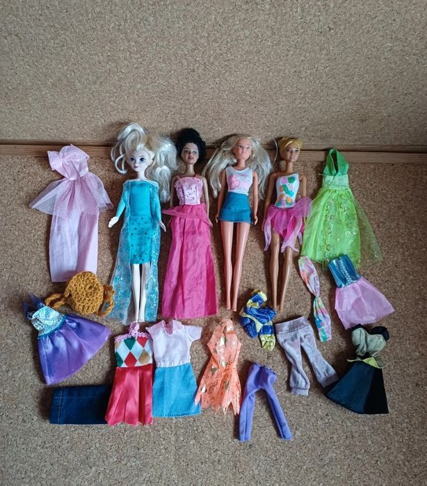 Bonecas com roupas. Conjunto