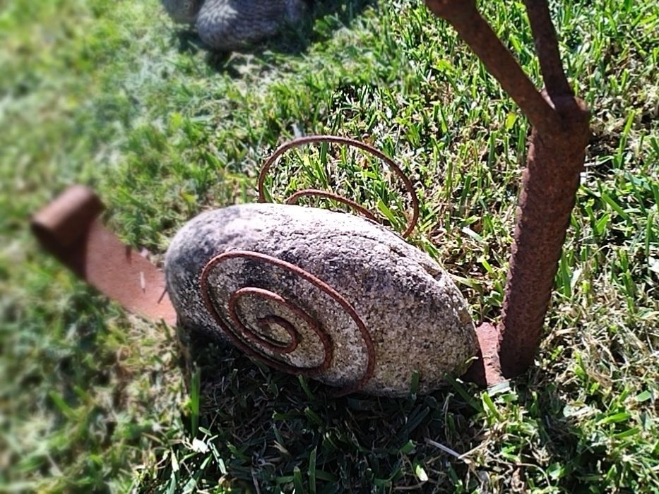 Caracol artesanal em pedra e ferro