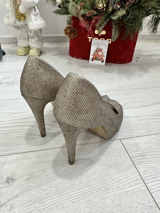 Туфли блестящие Carvela на каблуке на праздник