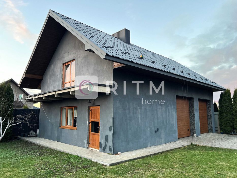 Здається двоповерховий будинок з сучасним дизайнерським ремонтом.