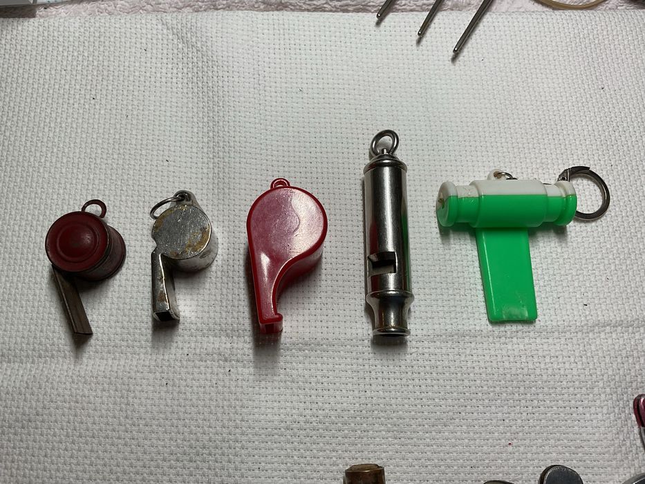 Conjunto de apitos antigos