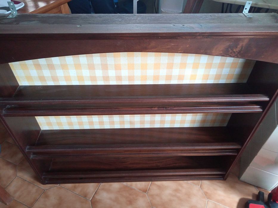 Escaparate de parede com fundo em tecido