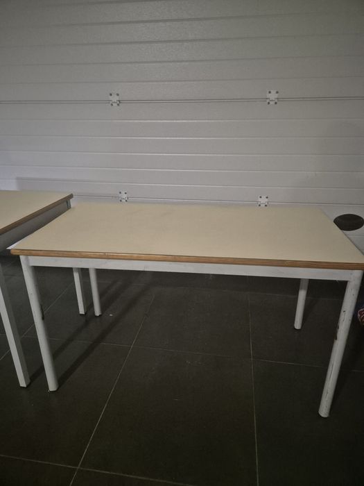 1 mesa em bom estado