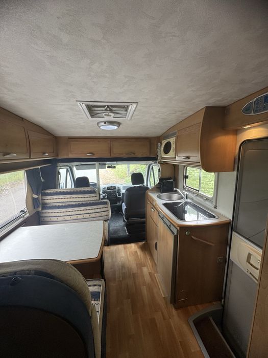 Autocaravana de 6 Lugares, Muito compacta, 100% Autónoma, com muitos Extras, Pronta a Viajar
