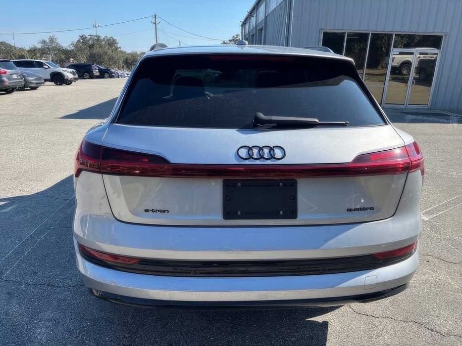 Audi e-tron quattro Premium Plus      2022