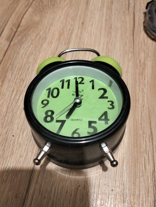 Zegar budzik z dzwonkiem