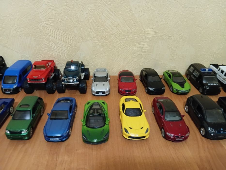 Металеві моделі машинок, колекційні  kinsmart 1/38, 1/36, 1/34