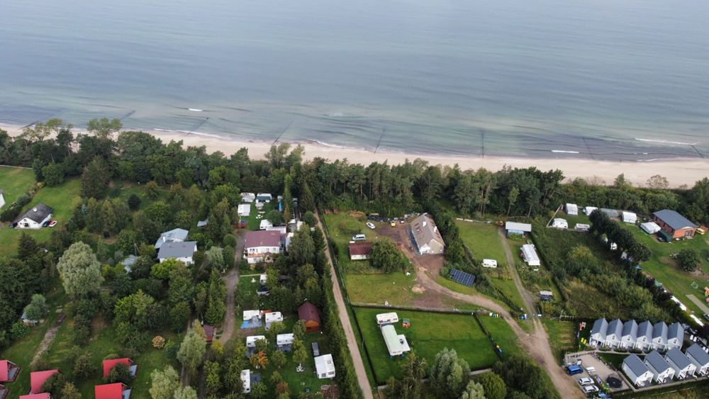 Działka nad morzem Gąski przy wejściu na plażę