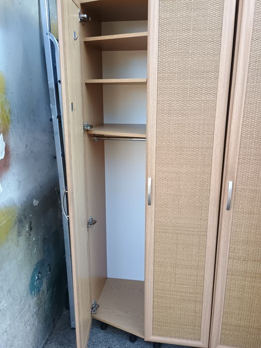 Szafa narożna z rattanowymi frontami 160 × 210 cm – bardzo pojemna