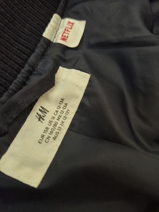 куртка-бомбер із колаборації бренду H&M та серіалу Netflix "Дивні дива" (Stranger Things).