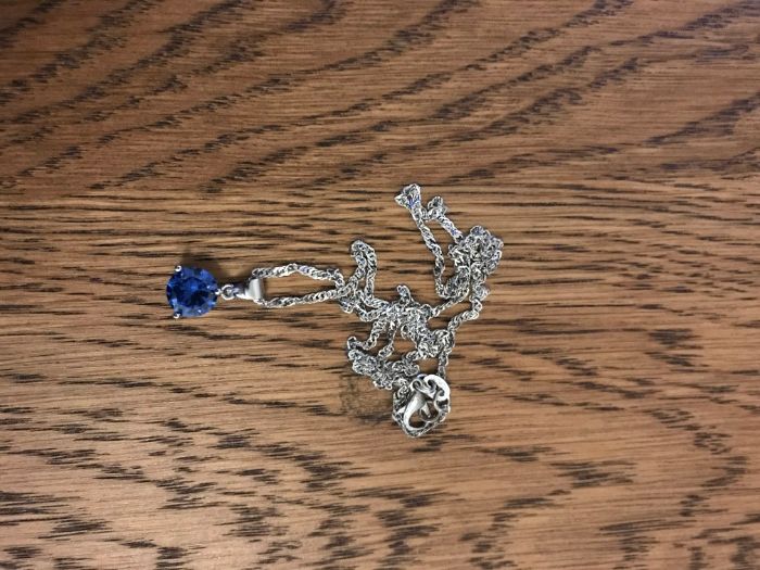 Argolas e fio com pendente (disponível em 4 cores diferentes)