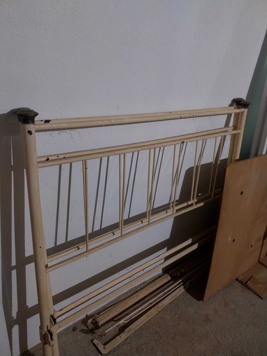 Cama de casal antiga de ferro