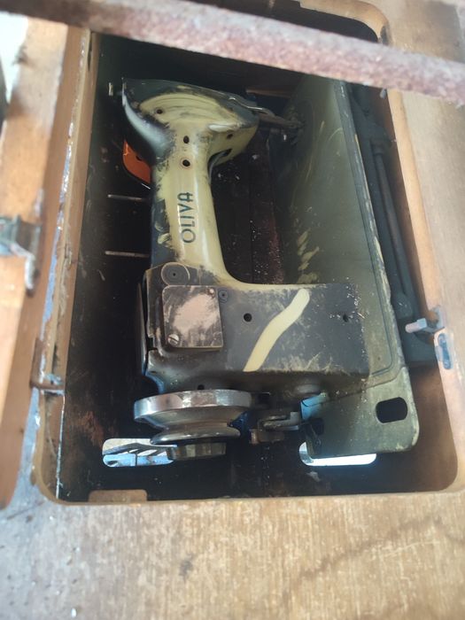 Máquina costura oliva com base