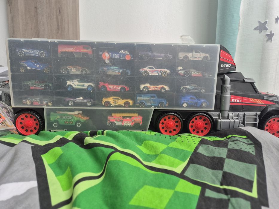 Camião com carros hotwhells entre outros