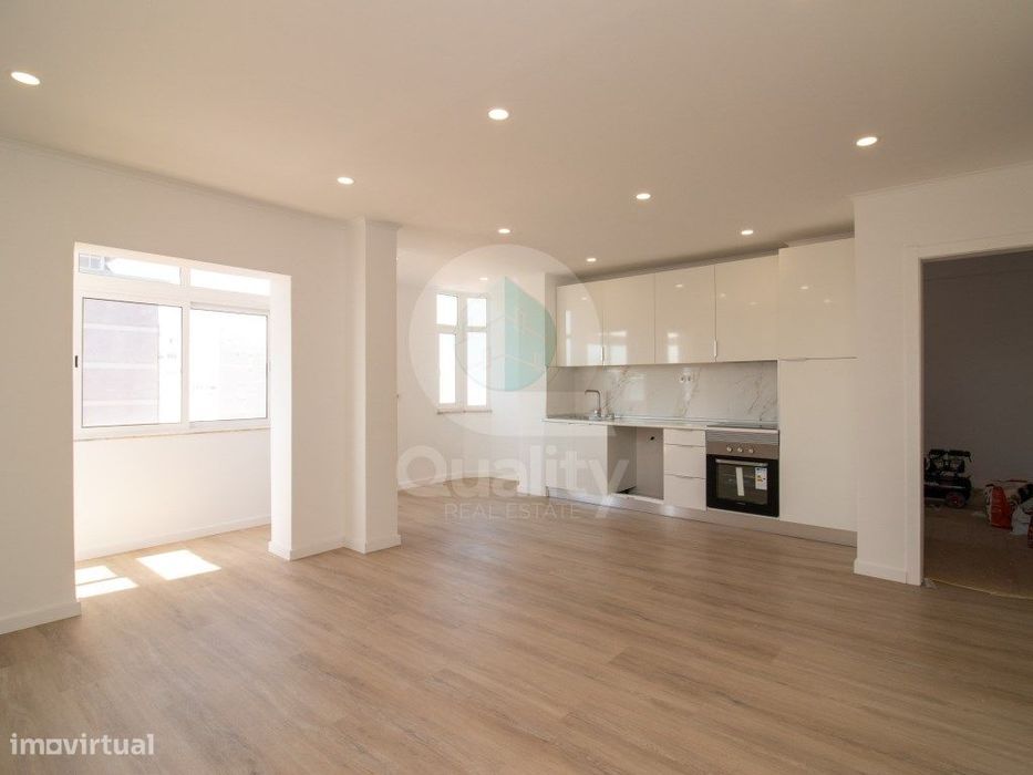 Apartamento T3 Totalmente Renovado - Rua principal da Avenida do Bo...