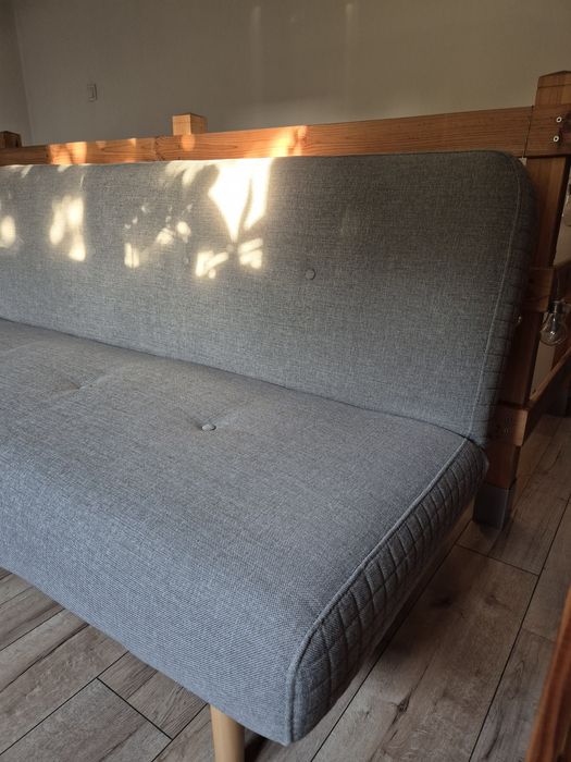 Rozkładana szara sofa