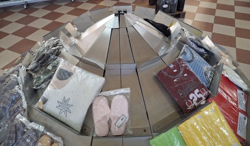 Expositor Inox com acabamentos em madeira