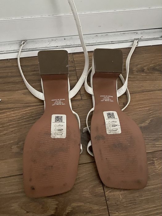 Białe sandałki na słupku 38