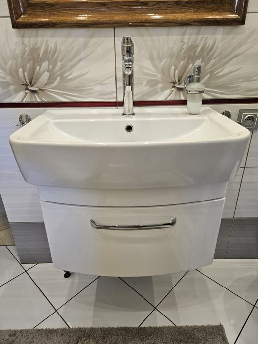 Umywalka łazienkowa z szafką i baterią umywalkową