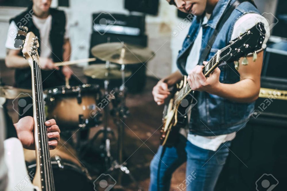 Procura-se BAIXISTA e BATERISTA para formar banda (+info descrição)