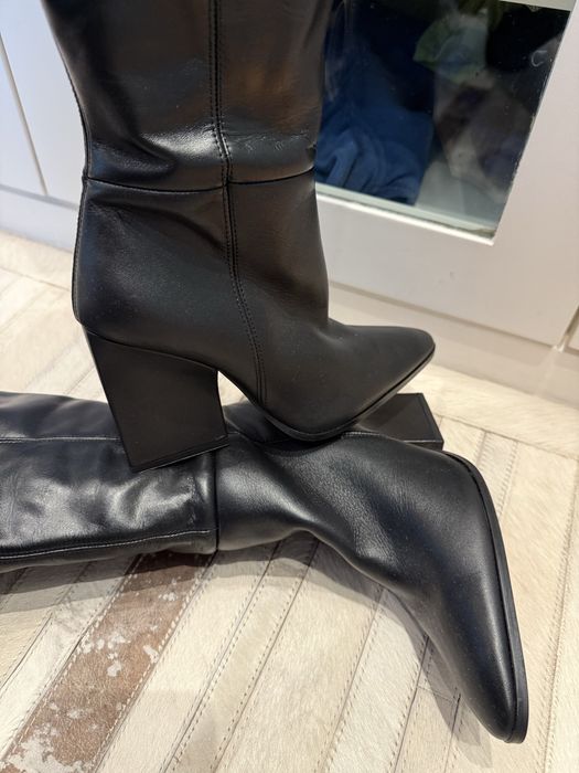 Bota preta de pele e de cano alto