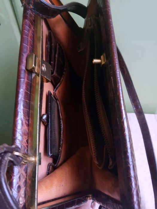 Шкіряна вмістима сумка