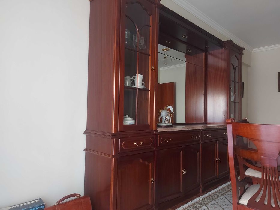 conjunto de sala de jantar clássico, em madeira escura